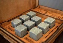 Камни Whiskey Stones для охлаждения напитков в деревянном коробке